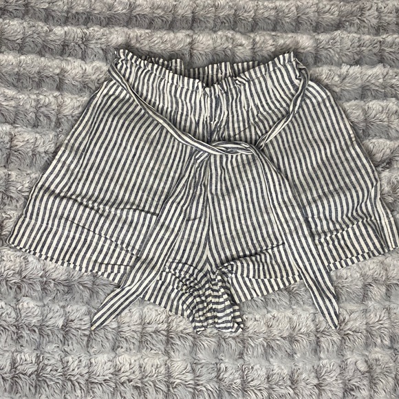 Seersucker BCBG paper bag shorts - Picture 1 of 3